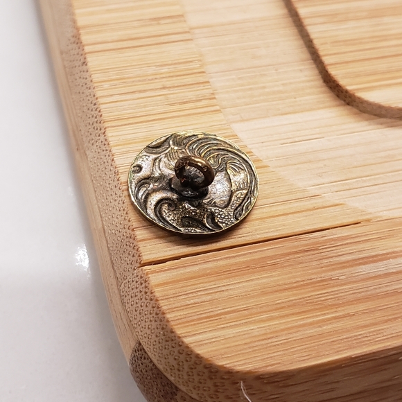 Vintage metal button with women's face and flowing hair - Picture 3 of 5